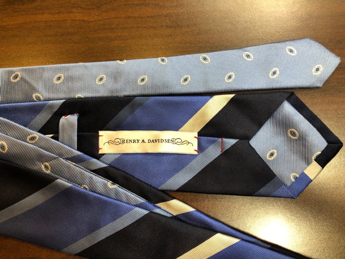 example of contrast fabric on tie
