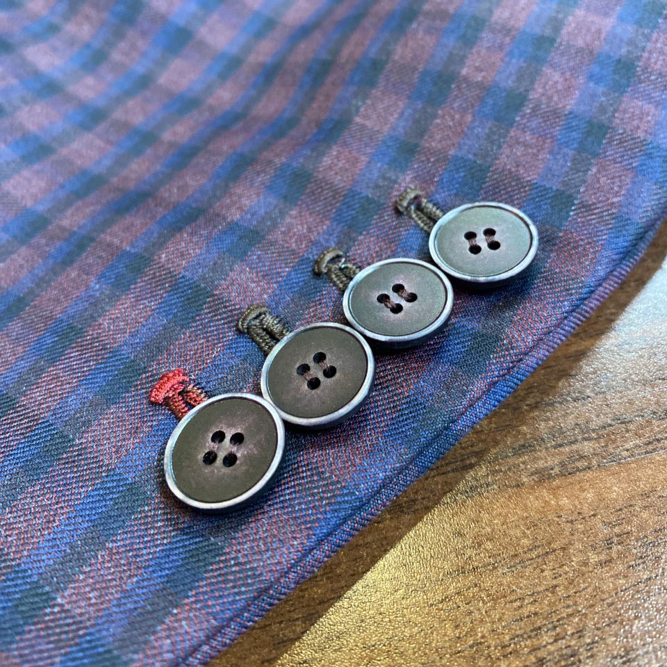 kissing buttons with contrast buttonhole thread